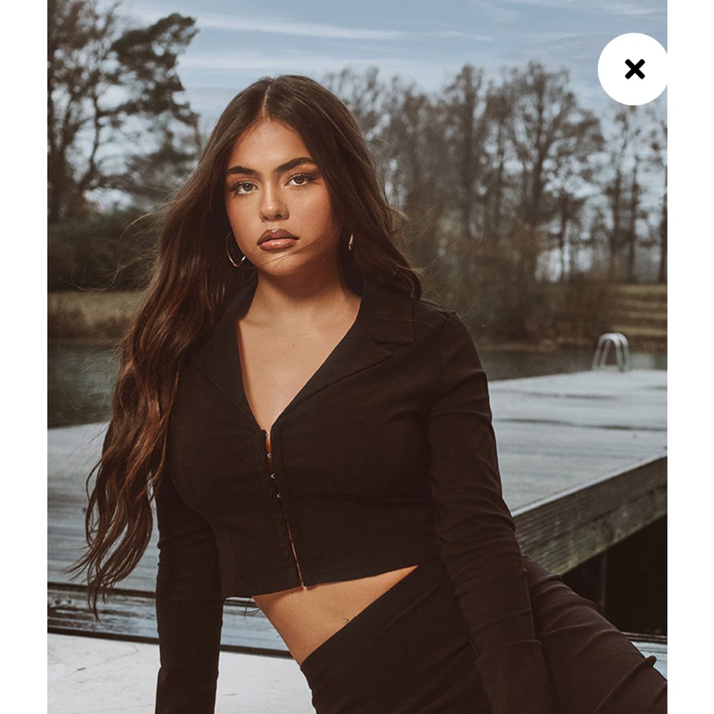 BLACK STRETCH WOVEN FITTED SPLIT HEM SHIRT